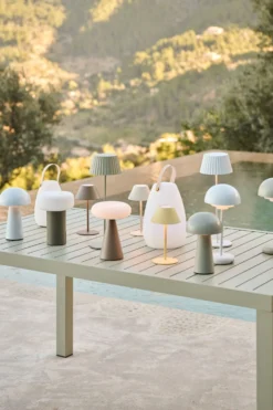 Outlet Forms & Objects Led bordlampa ljusbeige - 18x18x26 cm