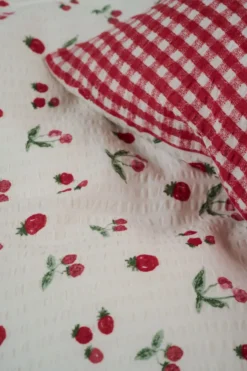 New Påslakanset i bäckebölja röd - 150x210 cm