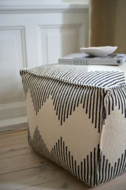 Outlet Forms & Objects Puff offwhite - 50x50x45cm